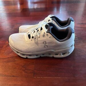 On cloud women’s shoe sz 8.5